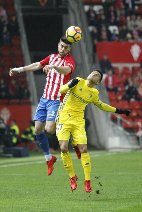 El partido entre el Real Sporting y el Cádiz, en imágenes