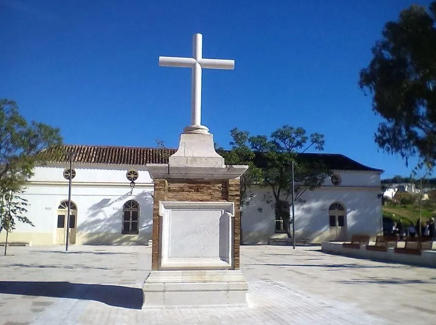 Cruz recién restaurada de la plaza del Patrocinio, originalmente en el Ejido, que recuerda a 1.300 fallecidos por la epidemia de peste de 1637.