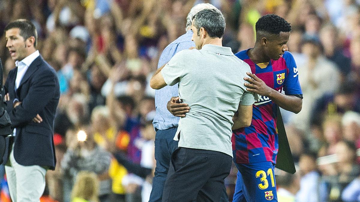 Valverde saluda a Ansu Fati tras sustituirle durante el partido de liga entre el FC Barcelona y el Valencia. Fotografía de Jordi Cotrina