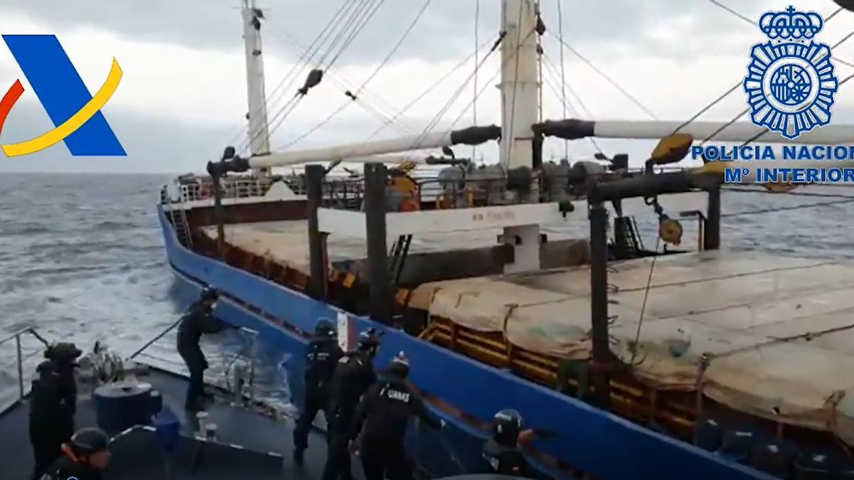 Intervenido en aguas canarias un carguero con 20 toneladas de hachís