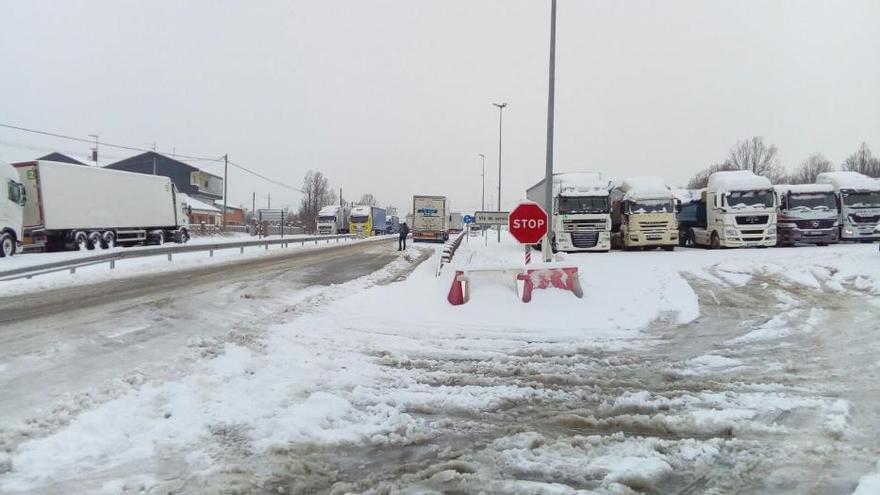 &quot;Limpian antes las carreteras que las calles de los pueblos&quot;