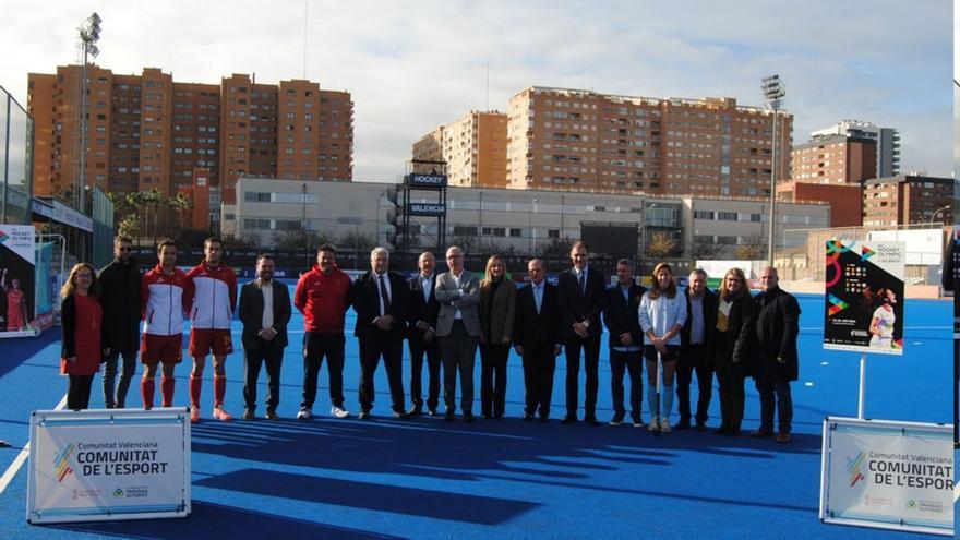 Organizadores y autoridades posan en el campo del Polideportivo Verge del Carme-Beteró.  | FEHCV