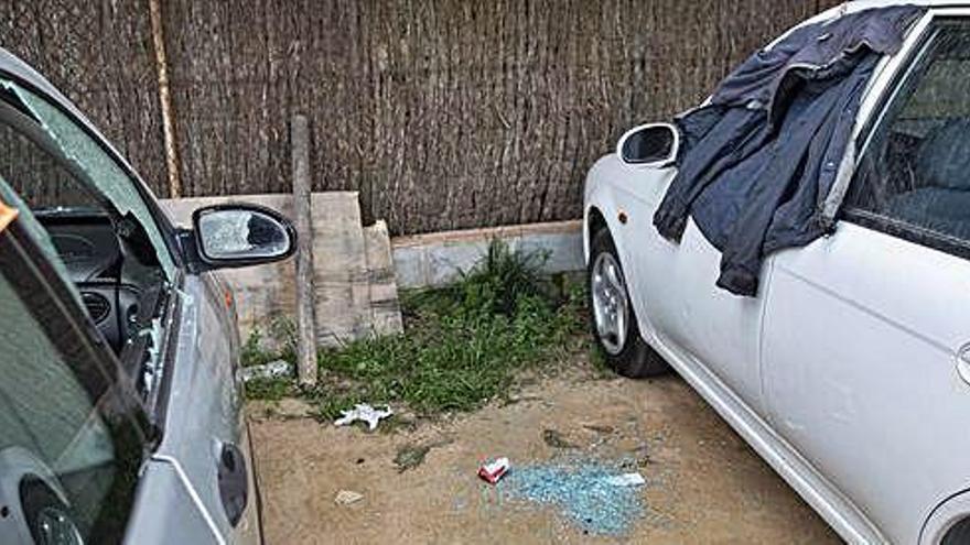 Dos vehicles, a l&#039;aparcament del carrer Argiles, que han estat víctimes dels lladres.