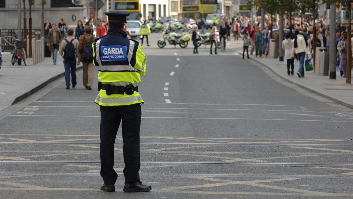 Policía irlandesa.