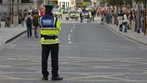 Policía irlandesa.