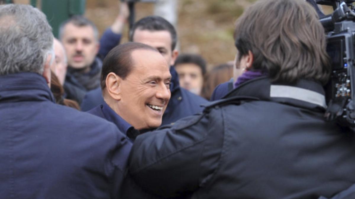 El exprimer ministro Silvio Berlusconi, tras anunciar su vuelta a la política, durante su visita al AC Milan, este sábado.