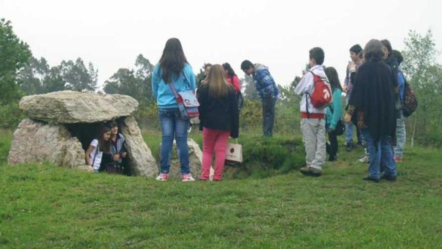 Un grupo de escolares, durante una visita reciente al área neolítica del Monte Areo.