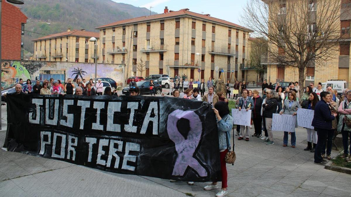 Un centenar de personas apoyaron a la familia de Tere Aladro ante los juzgados de Laviana. | L. M. D.