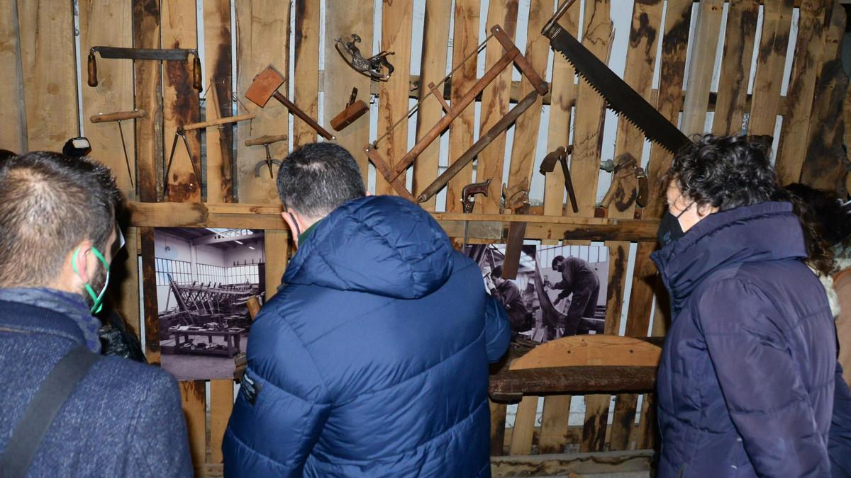 Una zona del museo en la que se exponen las herramientas de una carpintería de ribera.