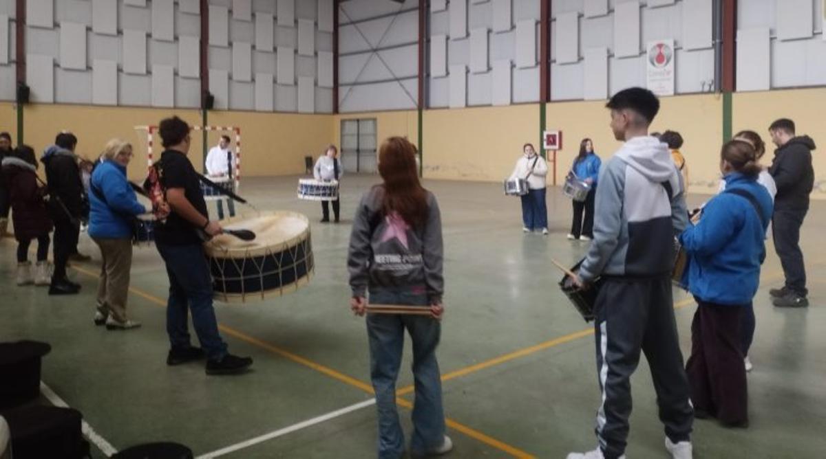 Ensayo de la sección de bombos, tambores y cornetas.