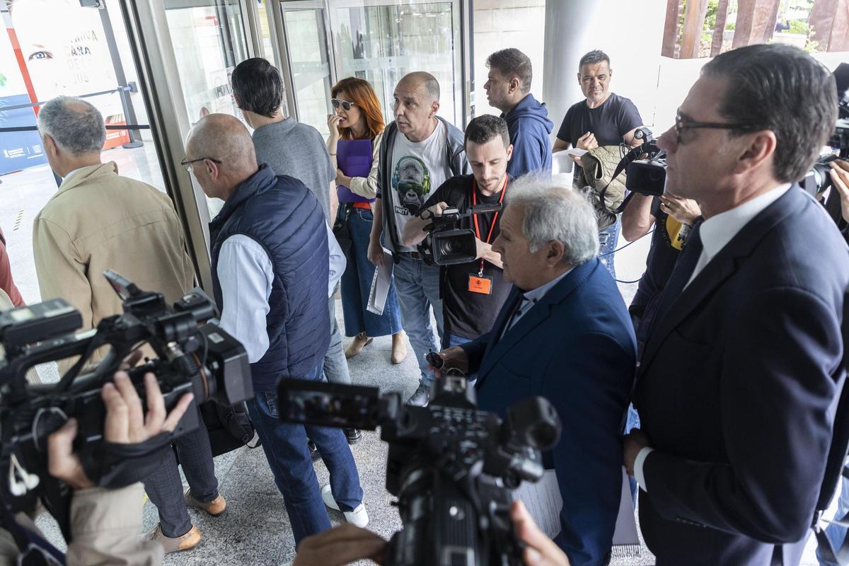 Alfonso Rus, exalcalde de Xàtiva y expresidente de la Diputación de València llega a la Ciudad de la Justicia junto a su abogado, Emilio Pérez Mora.