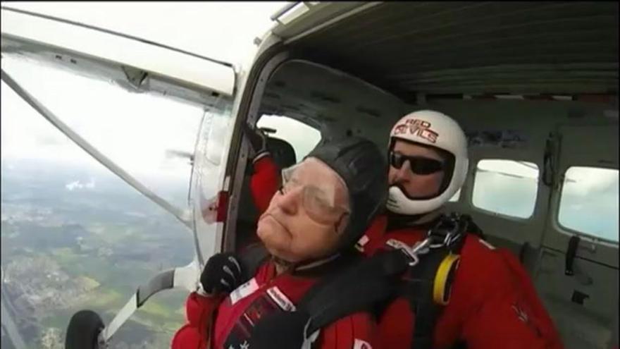 Con 89 años, este veterano de Normandía, vuelve a saltar en paracaídas en la misma playa donde se produjo el mayor desembarco de la historia