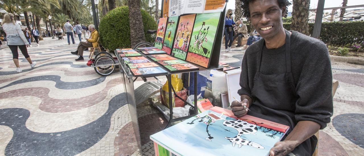 El artista senegalés Hamidou Sall, &quot;Amewa&quot;, en la Explanada de Alicante