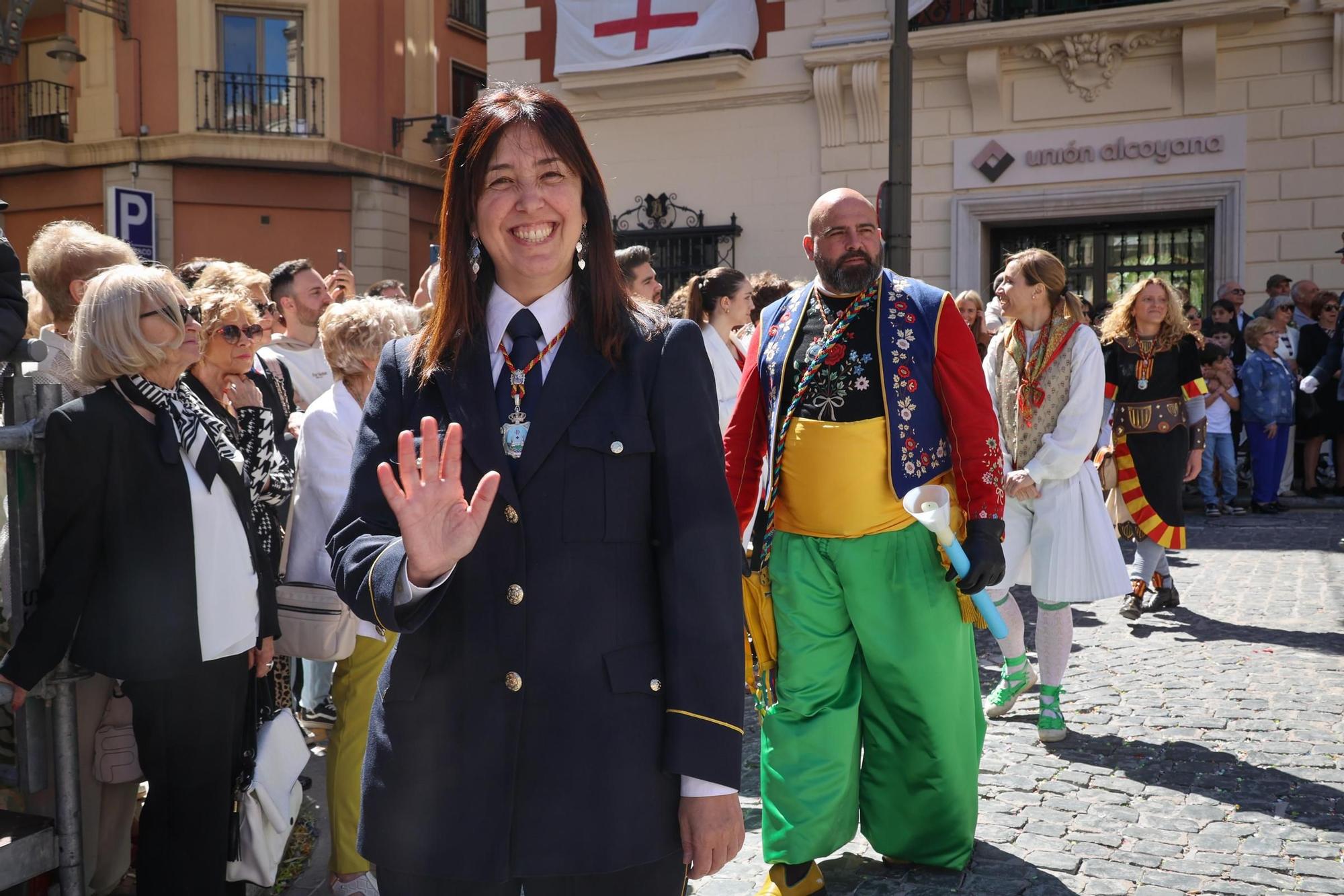 El Sant Jordiet entre claveles en la procesión de la Reliquia