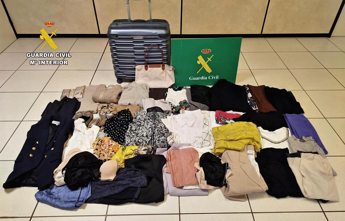 La maleta y las prendas que contenía, tras ser recuperados por la Guardia Civil.