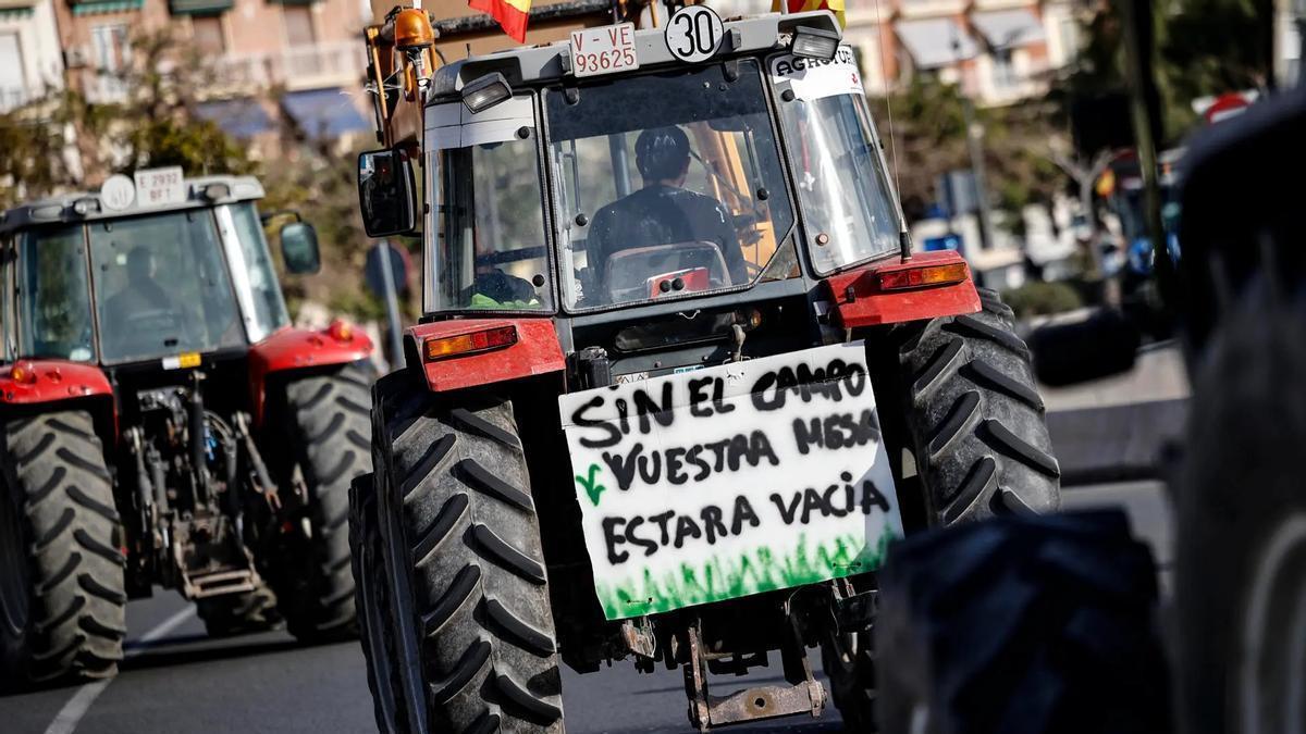 Un agricultor, con un mensaje reivindicativo en su tractor, durante una de las muchas manifestaciones del sector primario a lo largo y ancho de España.
