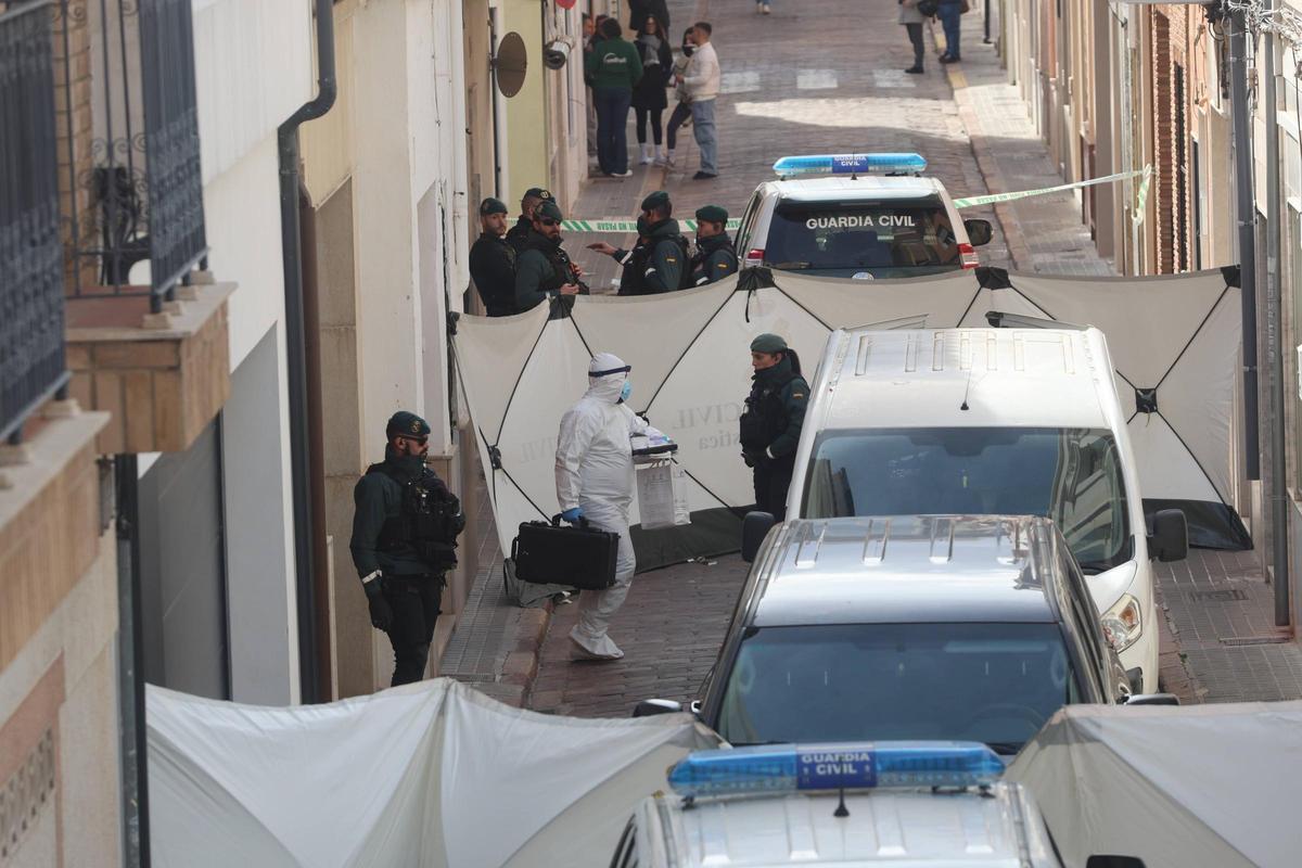 La unitat científica de la Guàrdia Civil, este diumenge, en la vivenda en la qual es va produir l’homicidi a Sueca