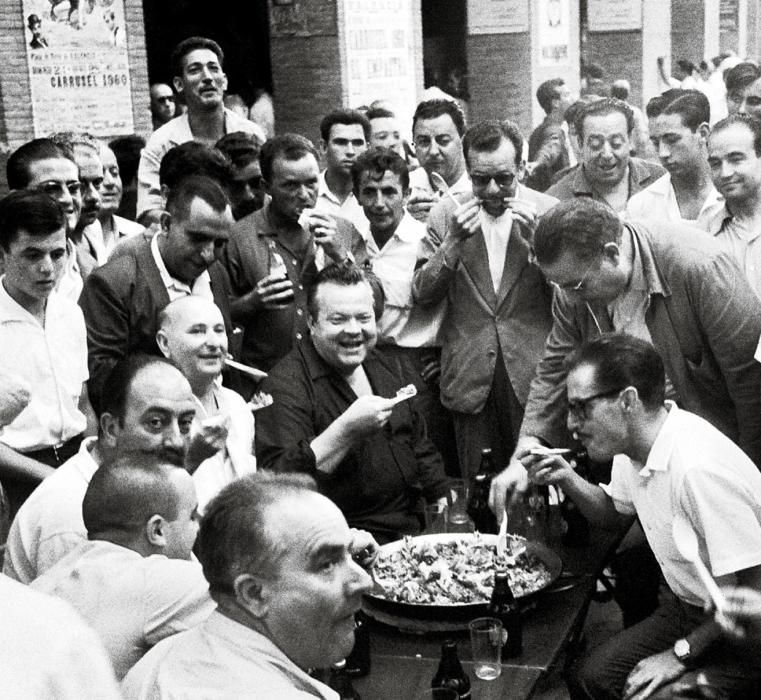 Ernest Hemingway degusta una paella a las puertas de la plaza de toros.