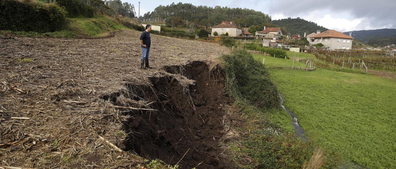 Desplome de un muro en Verducido, cuyos vecinos denuncian que se han canalizado regatos por un antiguo camino y el agua erosiona los cierres y daña cultivos.