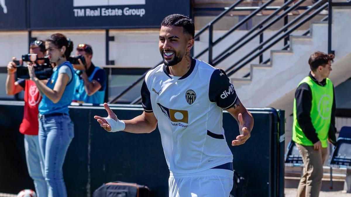 Hamza Bellari, antes del pasamanos durante un partido con el Valencia Mestalla.