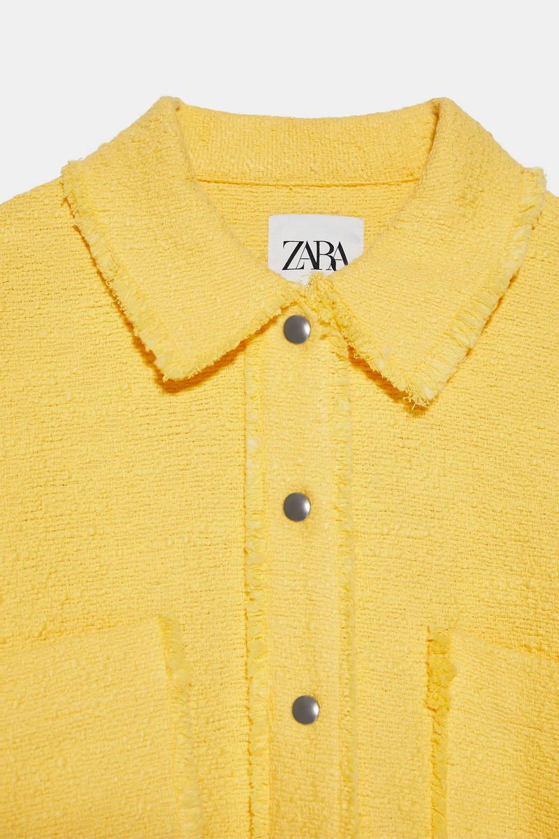 Detalle de la nueva chaqueta amarilla de Zara