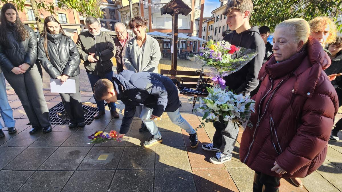 El acto de homenaje celebrado en la plaza de la Cruz.