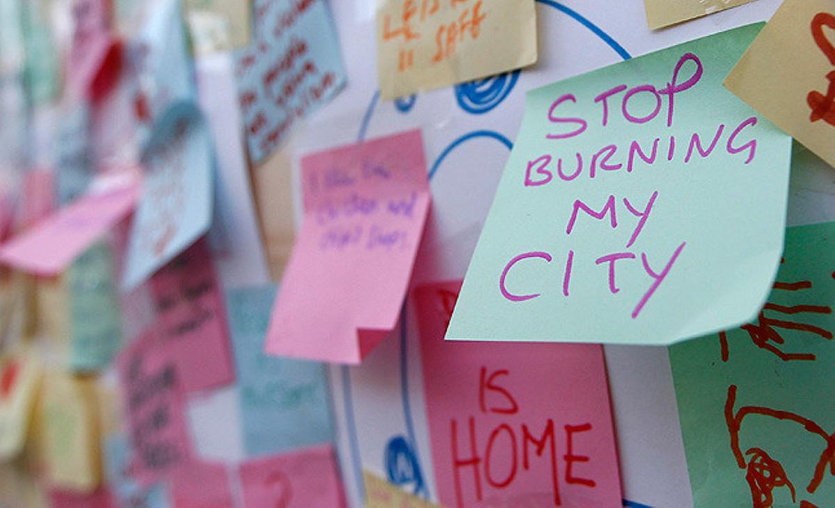 Missatges de suport de ciutadans del districte de Peckham, a Londres, penjats en un mural en una botiga de la capital britànica. Demanen que s’acabin els disturbis a la ciutat.