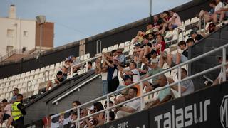 La afición del FC Cartagena, ante un gran dilema: abonarse o abandonar