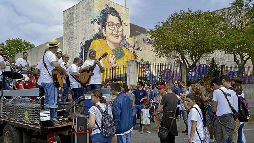 Inauguración del mural de Aproscom en el teatro de Manacor