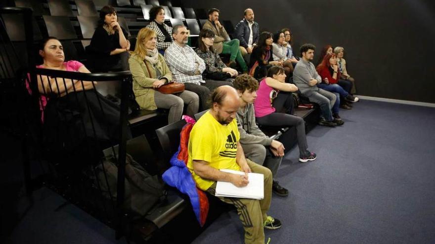 Familias participantes en el taller sobre bullying, ayer.