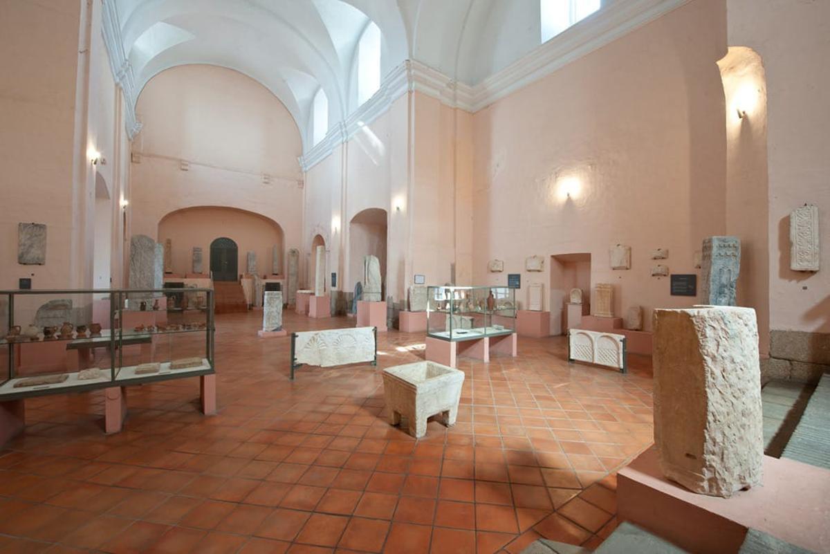 La colección visigoda convive con la arquitectura barroca del antiguo templo de Santa Clara.