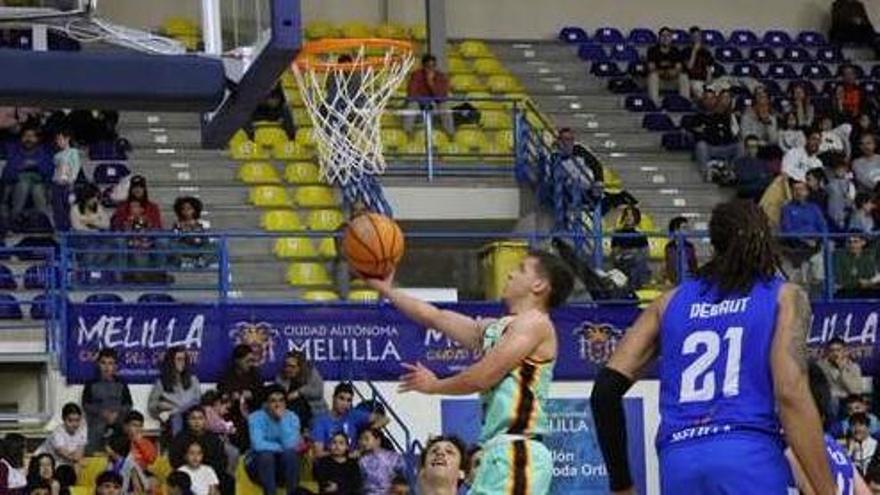 Entrada al aro del Palmer Basket ante el Melilla.