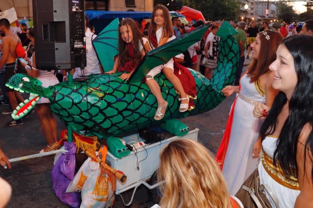 El Carnaval de verano colorea Redondela con miles de disfraces.