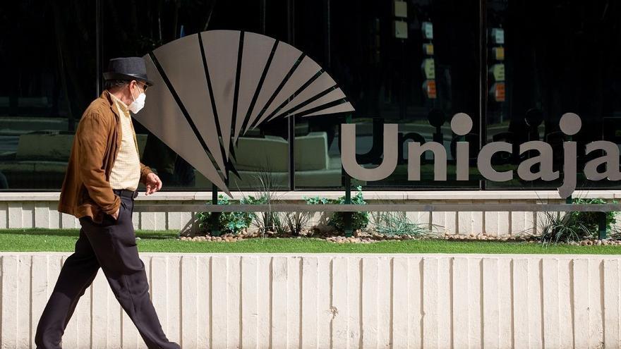 Las solicitudes de empleados de Unicaja Banco para acogerse al ERE superan las 300 el primer día