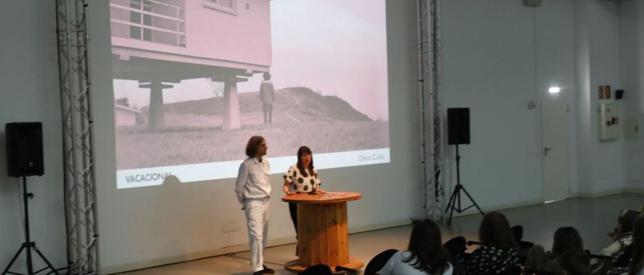 Al fondo, por la izquierda, Olmo Cuña y Patricia Villanueva, responsable de exposiciones de la Laboral, ayer. | Marcos León