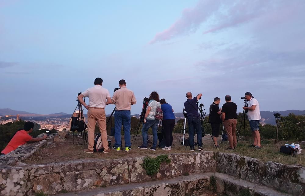 Un eclipse de Luna algo eclipsado. Las nubes empañaron la visión de la Luna, que se mostró tímida en Galicia. La Fundación Ceo observó el satélite desde Vigo