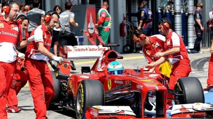 Fernando Alonso, en el &#039;pit lane&#039; en el GP de Alemania