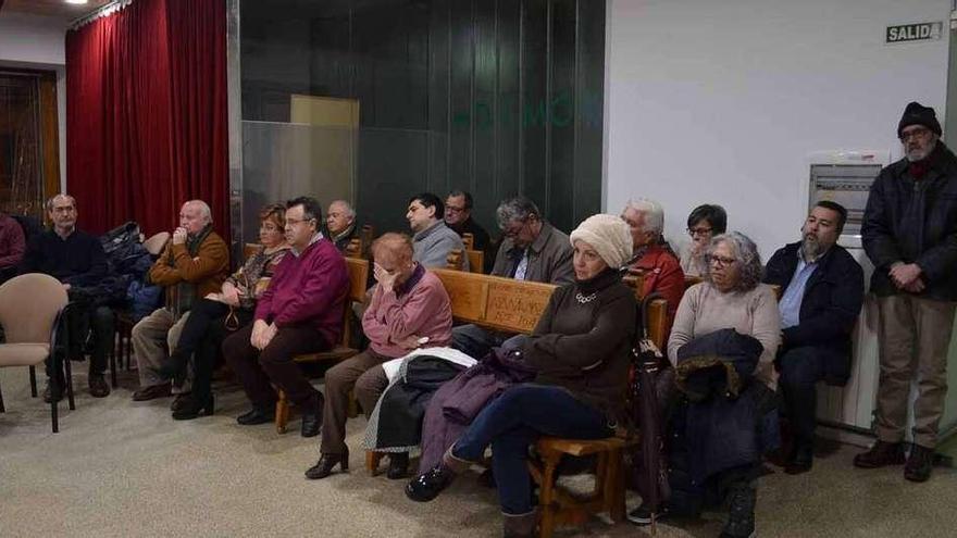 Familiares de algunos de los trabajadores municipales reconocidos ayer en el Pleno, algunos sensiblemente emocionados.