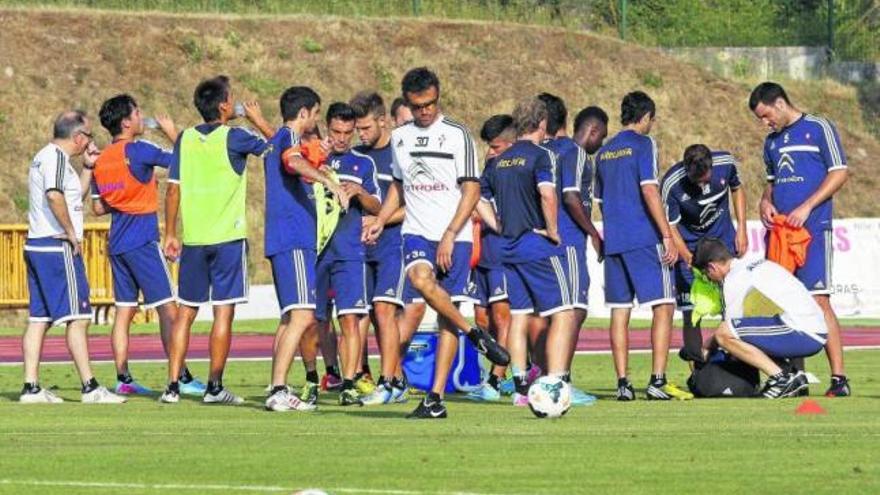 Luis Enrique juguetea con el balón, ayer en Melgaço.  // M.G.Brea