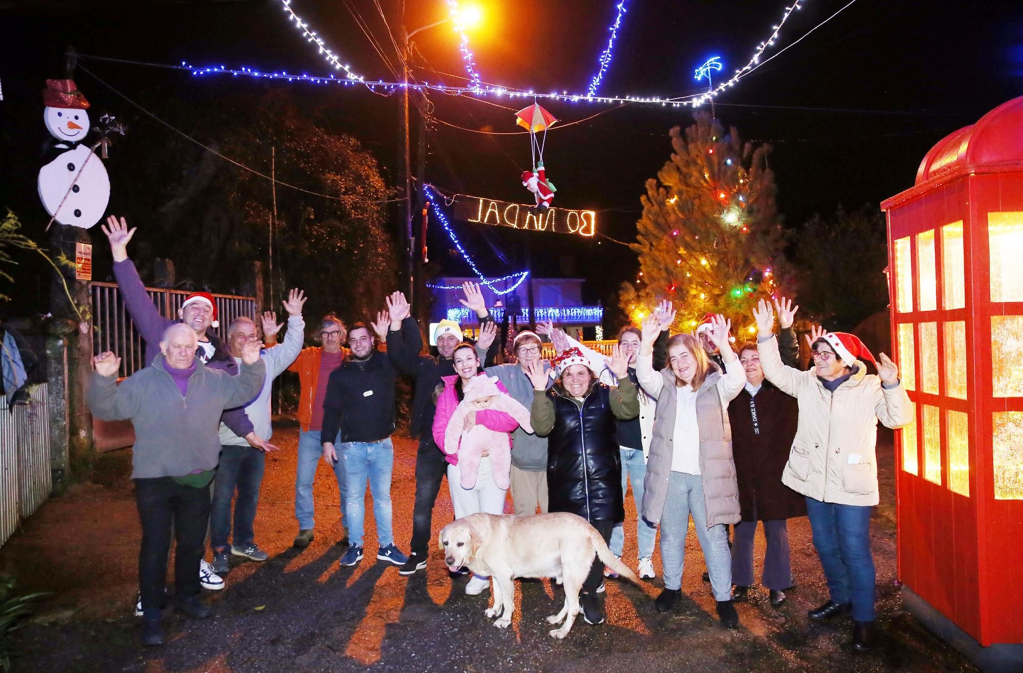 El vecindario del barrio gondomareño de A Texosa con decoración y alumbrado comunitario