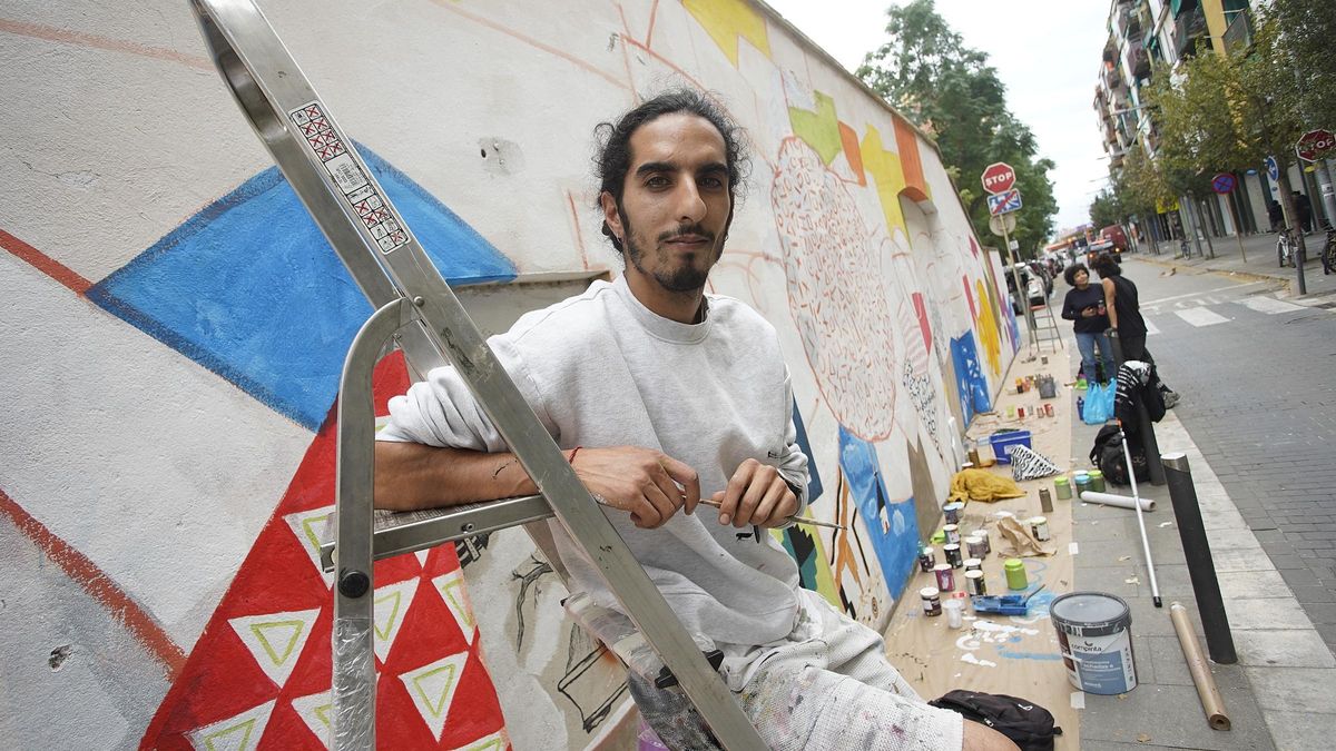 Karim Bouloum, al costat del mural que ell i altres artistes van pintar a Salt.