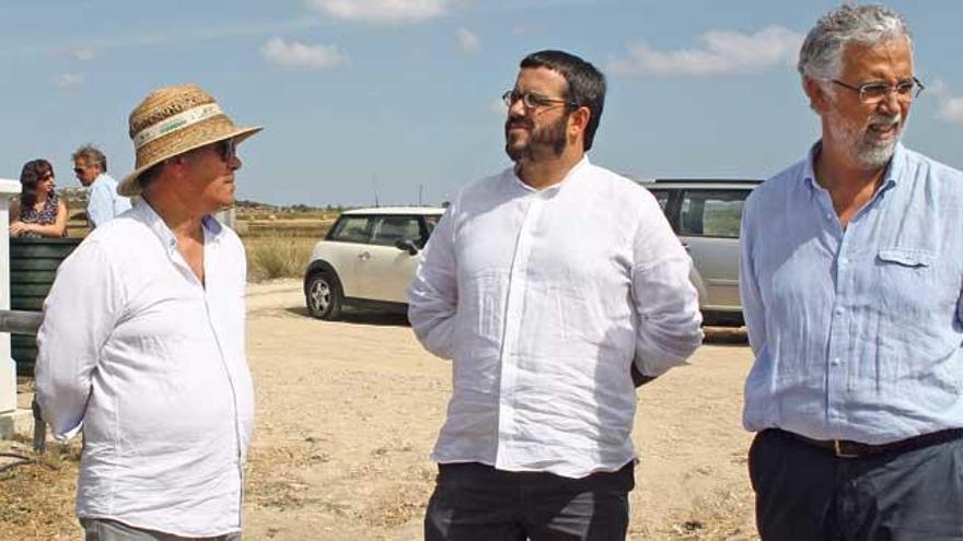 El conseller Vidal y el director general de Agricultura, Mateu Ginard, ayer con payeses en Vilafranca.