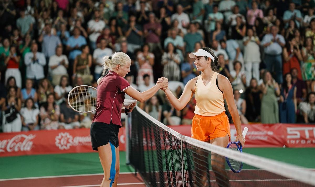 Eva Vedder y Elena Micic, a la conclusión de la final.