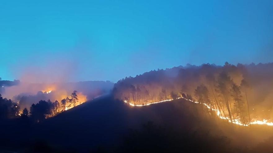 Descontrolado el incendio forestal que amenaza de nuevo Las Hurdes