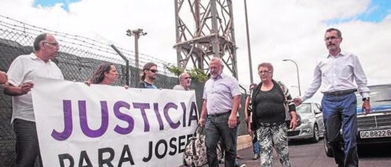 Josefa, con Marcelino Cerdeña y Marcial Morales, asu entrada en prisión.