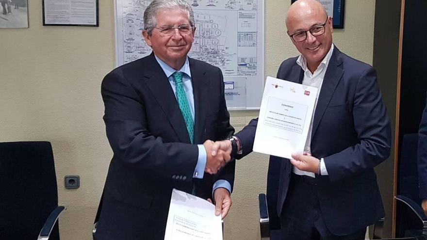 El consejero Juan Hernández y José Luis López, de CLH, firmaron ayer el convenio.