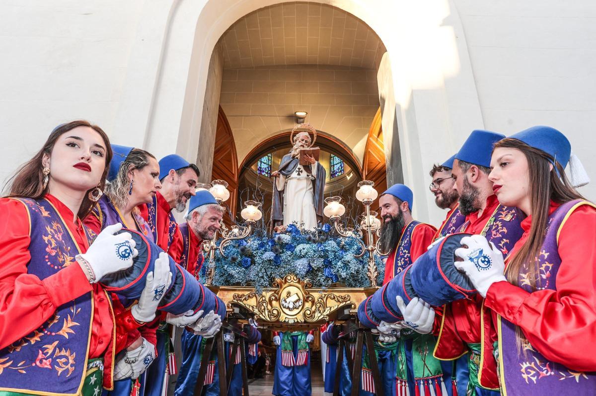 Así ha sido la procesión y traslado de San Antón a su ermita, último acto de las fiestas de Elda