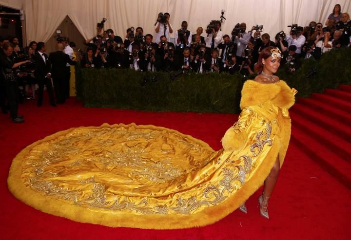 La cantante Rihanna ha sorprendido en la gala MET con un vestido que en las redes sociales muchos usuarios han definido como una tortilla o una pizza