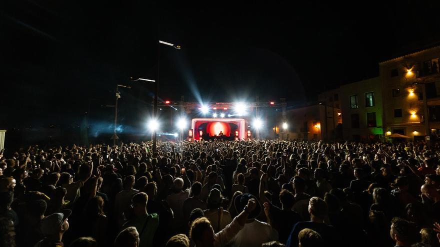 Centenares de personas llenan el puerto de Ibiza en la octava edición de Solomun