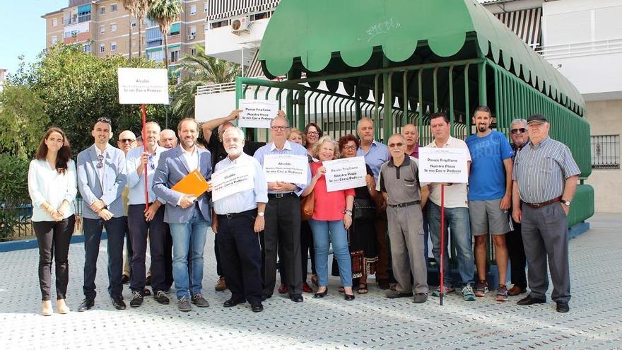 Juan Cassá, con los vecinos del pasaje Frigiliana.